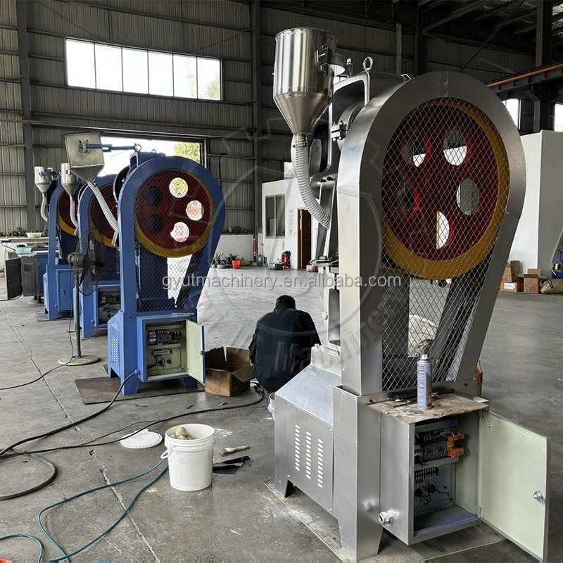 Σπίτι Σπα 55KG Βάρος αυτόματη μπανιέρα βόμβα μπάλες πρέσα μηχανή 1500kg / h υψηλή παραγωγικότητα