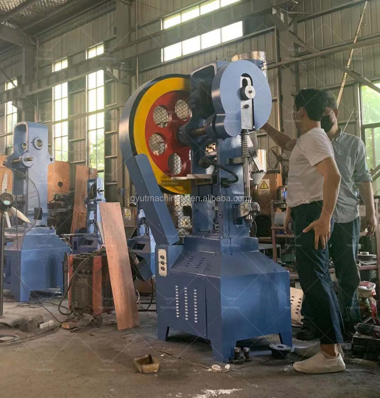 Πολυδιάστατη μηχανή για την παραγωγή σφαιρών νάφθαλενης