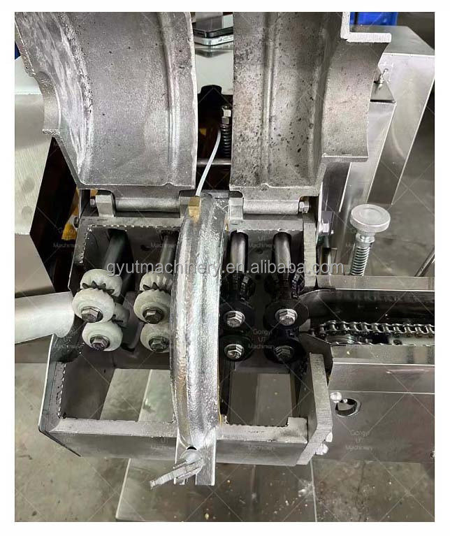 Μηχανή εκτόξευσης μαύρου καλαμποκιού με μεταγωγική βάση για ομαλά αποτελέσματα απολέπισης γλυκού καλαμποκιού